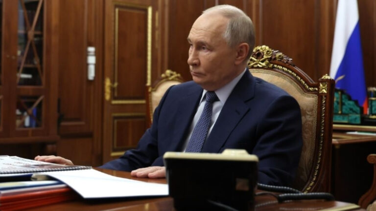Reuters: нож для российской экономики идет на кость, Путин боится