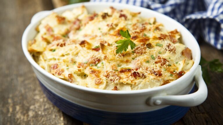 Быстрый питательный ужин: Вкусная зимняя запеканка с рисом и картофелем
