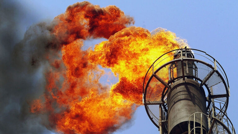 Украина в атаке: Опять же, рафин из Лукуил Гори, известный российский нефтяной терминал, не работает после успешного удара (видео)
