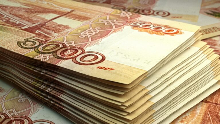 Рубль достиг трехлетнего минимума по отношению к доллару