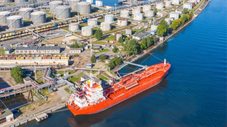 Эффект от жестких санкций США: большое количество российских нефтяных танкеров бросили якорь