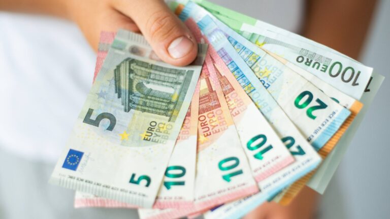 Курс евро по отношению к доллару в этом году беспрецедентный