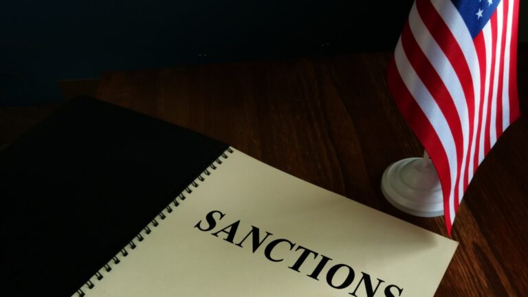 США с беспрецедентными санкциями: «Газпром нефть», «Сургутнефтегаз» и видные энергетические боссы, включая «Росатом»