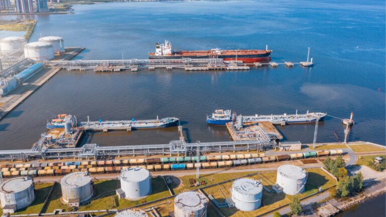 Индия не примет российские нефтяные танкеры, санкционированные США.