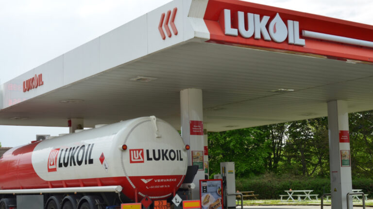 Как все беспилотники: высокая ценность нефтеперерабатывающего завода Украины Лукуил и русской иронии (видео)