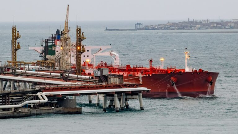 Новые санкции США нарушат поставки нефти в Россию: отчет МЭА