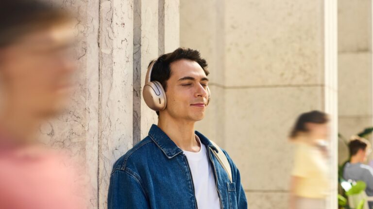 JBL Tour One M3: наушники премиум-класса с беспроводным подключением к любому устройству