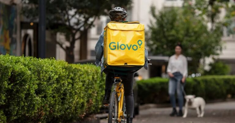 Курьер Glovo проехал 23 320 км при доставке заказов — итоги 2024 года.