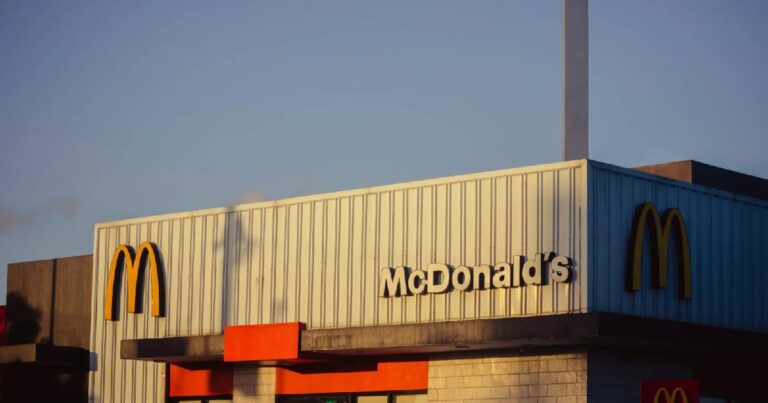 О возвращении речь не идет. Почему McDonald's возобновляет регистрацию торговых марок в России?