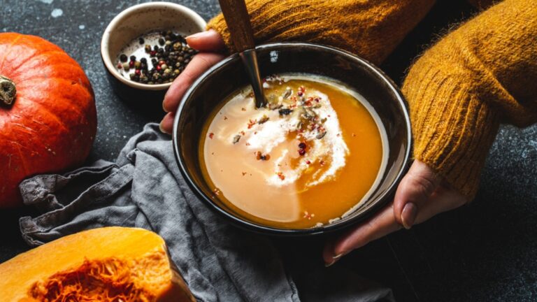Насыщенный и с густым вкусом: обязательно приготовьтесь дома этот тыквенный суп