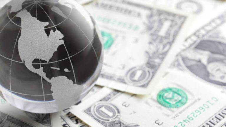 Доля доллара США в глобальных транзакциях превысила 50%