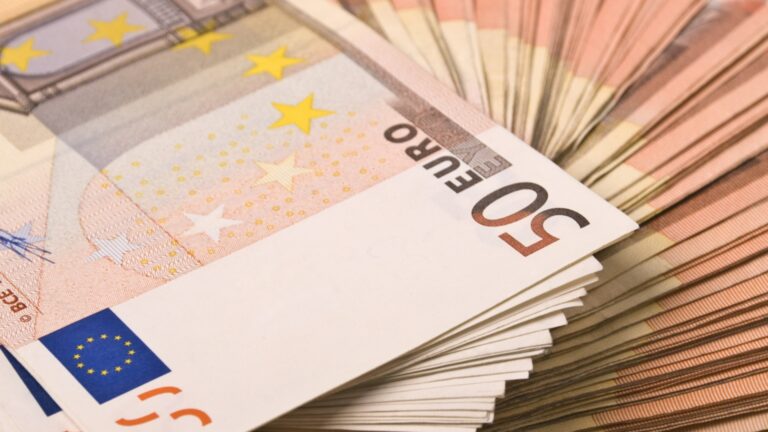 Евро получил новое возвышение против доллара в начале недели