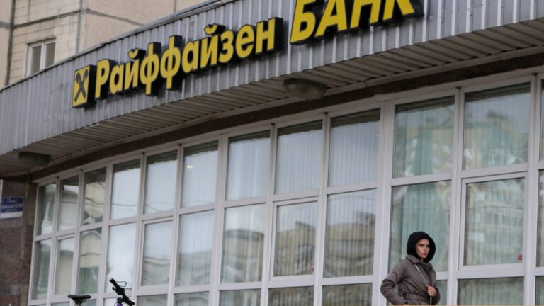 Raiffeisenbank сократил свой российский бизнес на 30%