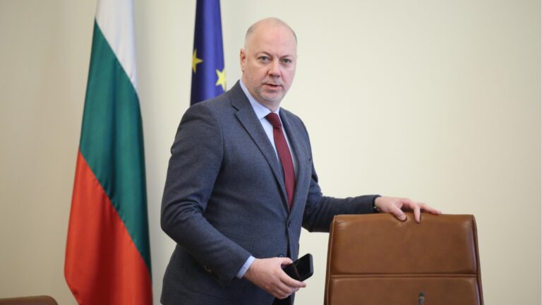 Премьер -министр попросил увольнять в национальном управлении платыми