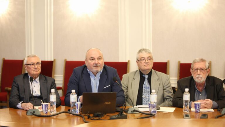 Фискальный совет: либо снизить расходы, либо повысить налоги