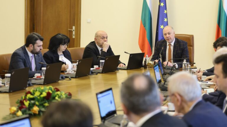 Правительство запросит экстраординарные конвергентные отчеты о евро