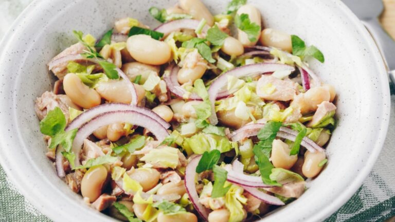 Зимний салат с фасолью и солеными огурцами