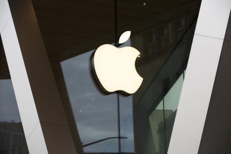 Apple, обвиняемый в дискриминации заработной плате и враждебной рабочей среде: что означает этот процесс для сотрудников компании