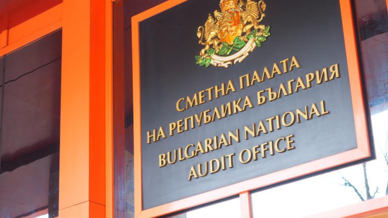 Аудиторский суд потратил 1 миллион на мощных гибридных автомобилях