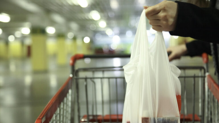 Россия закрыла десятки магазинов в популярной среди более бедных розничных сети россиян