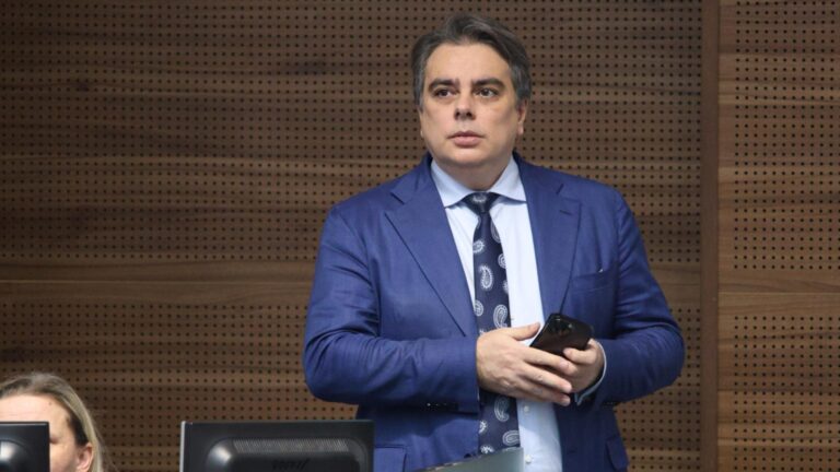 «Плохой бюджет, вдали от зоны евро и кабинета" Желиазков "в опасности": Ассен Вассилев твердо "нет" на бюджет 2025
