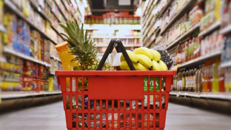 Протест или массовые покупки: бойкот продуктовых магазинов в стране