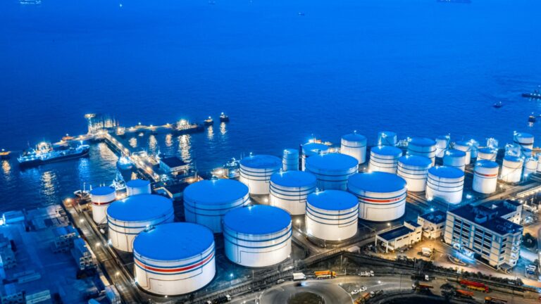 Резкое изменение цены на нефть из -за новых санкций США