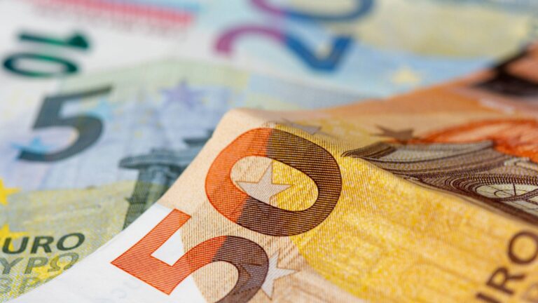 Евро пересек психологическую границу против доллара