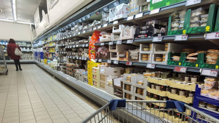 Кризисная мера: штат будет регулировать цены на 22 продукта