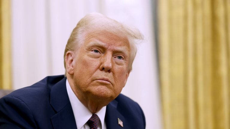 Трамп отложил обязанности на автомобили