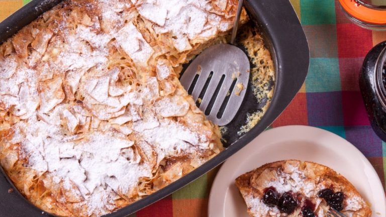 Домашний пирог с лапшой — звучит очень странно, но очень вкусно Домашний пирог с лапшой - звучит очень странно, но очень вкусно