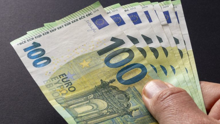 Резкое изменение в евро -курсе приняло психологическую границу против доллара