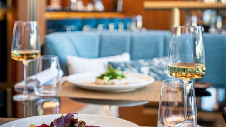 Ador - ресторан читателей в соответствии с Bacchus