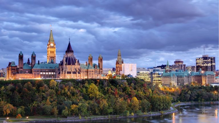 Российские деньги на Украину: и Канада с первым выпуском