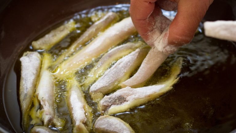 Пока вы неправильно жарили рыбу - вот как правильно это делать, чтобы она не придерживалась сковороды