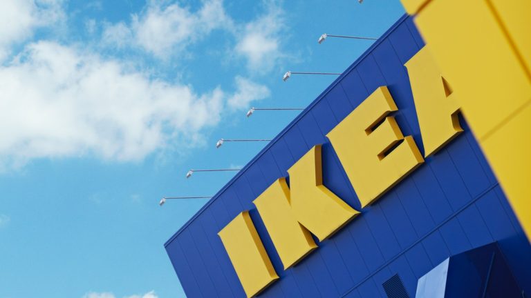 Из -за риска поражения электрическим током: Икеа тянет опасные светодиодные гирлянды и лампы