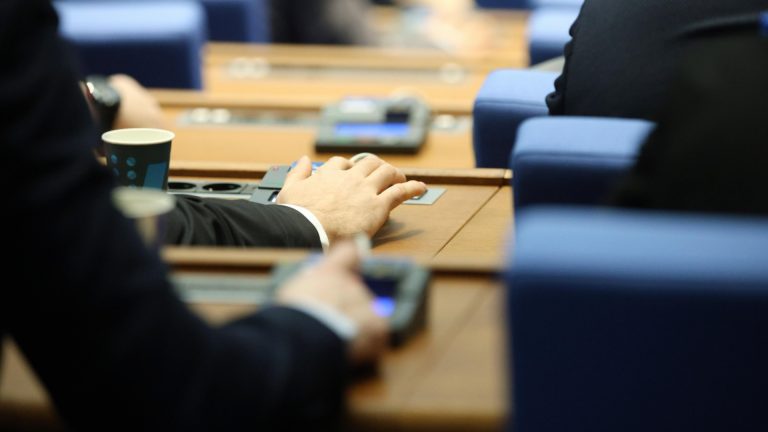 Часы и снова в темноте: бюджет 2025 с дефицитом 3% и без повышения налогов