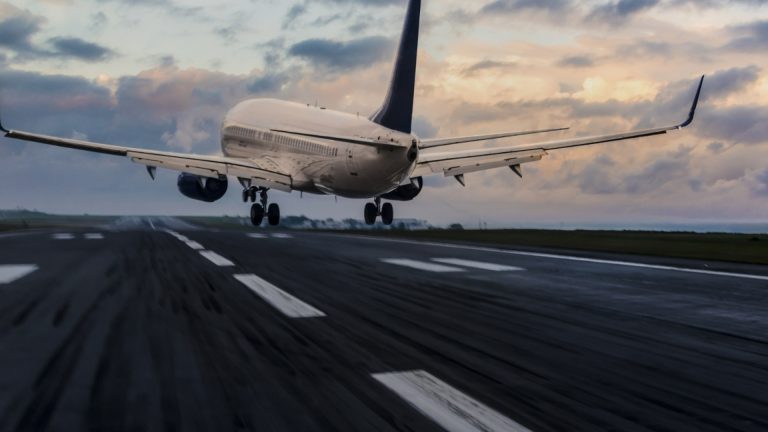 Восстановить гражданские рейсы между США и Россией?