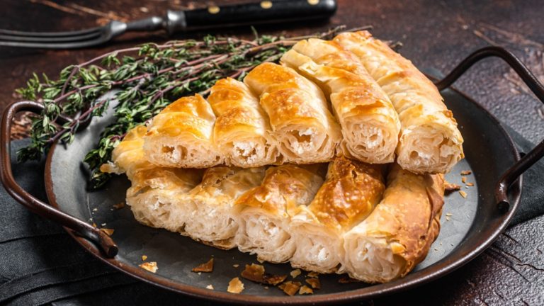 Вот как приготовить самый простой и экономичный сырный пирог