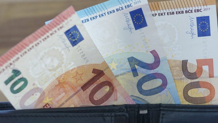 Любопытное начало недели и поворот на евро -курсе против доллара