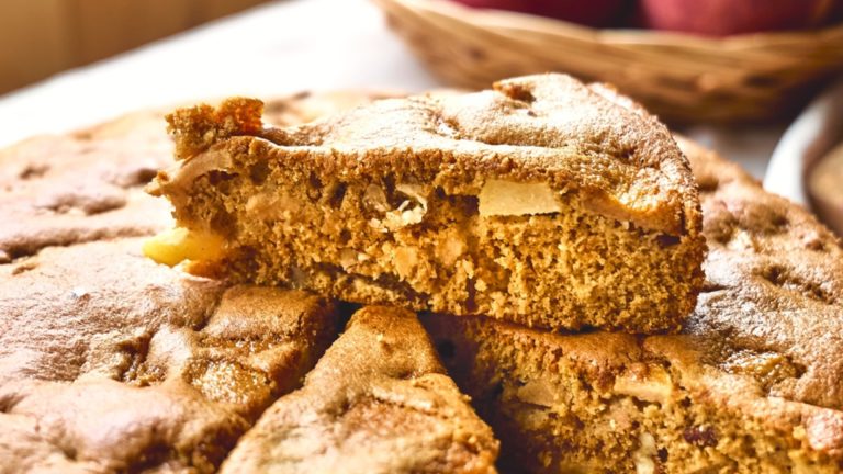 Французский торт с яблоками и печеньем, которые готовы за 30 минут