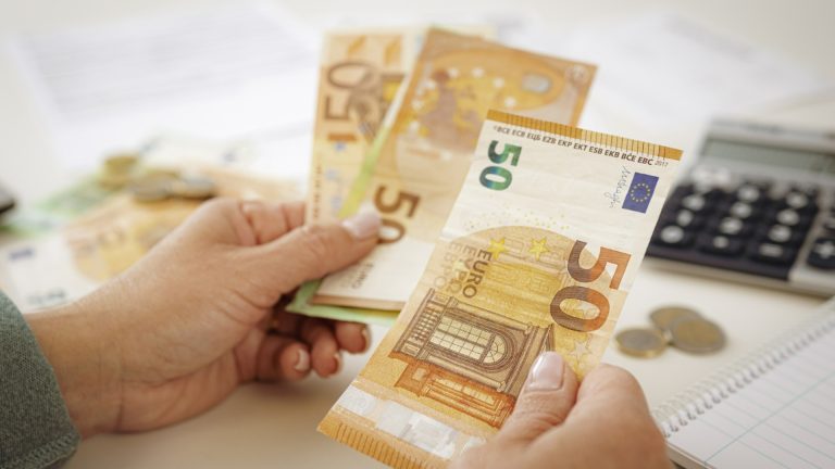 Резкое изменение на курсе евро-доллара было беспрецедентным в течение четырех месяцев