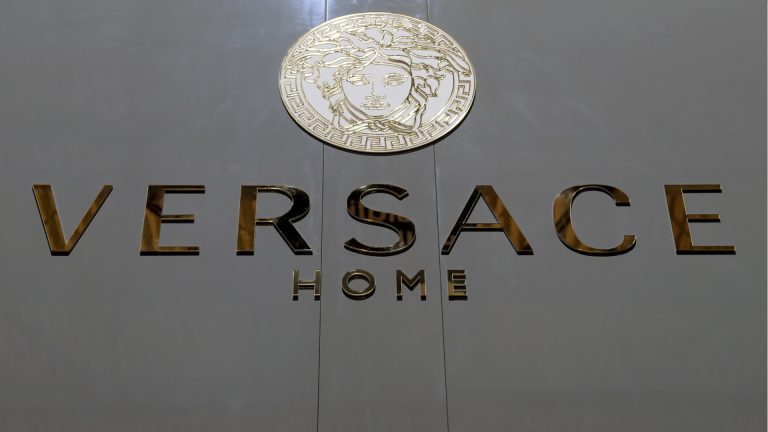 Большая сделка в мире моды: Prada готовится купить Versace