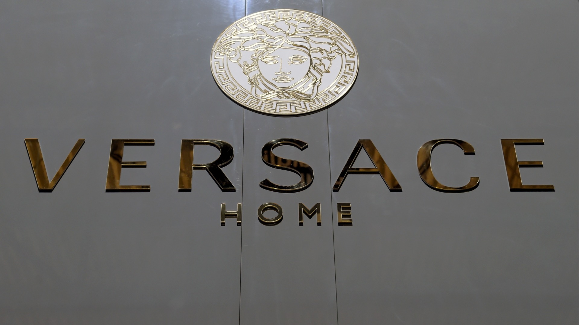 Большая сделка в мире моды: Prada готовится купить Versace