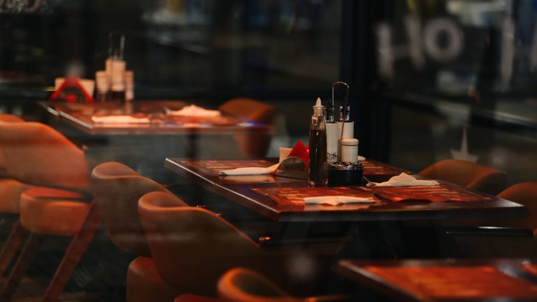 Независимо от НДС: рестораны с оборотом в миллиардах и с налогами только за миллионы (данные)