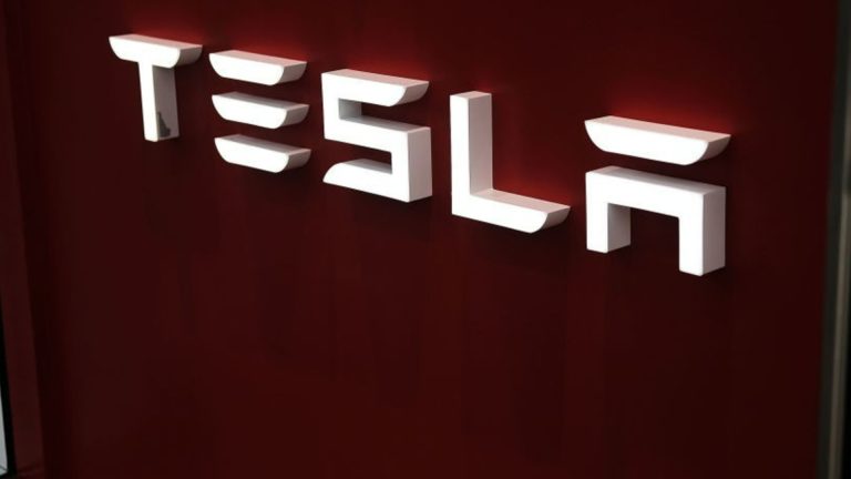 Руководство Tesla продало акции за сотни миллионов долларов