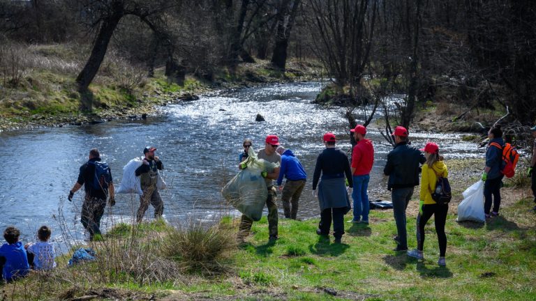 Coca-Cola Bulgaria поддержала WWF Bulgaria в массовом волонтере, чтобы очистить реку Искар