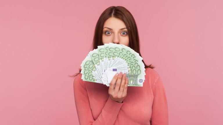 Они снимают ссуды и не платят им: молодые в нашей стране обязаны