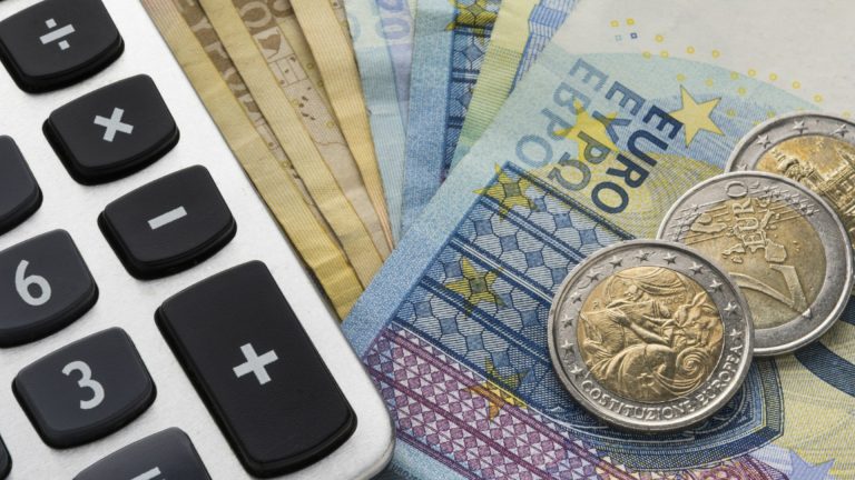 Евро с неожиданным изменением курса, пересекал психологическую границу