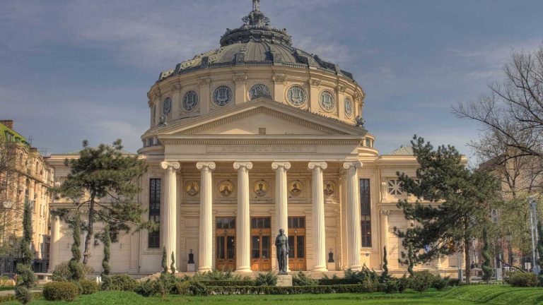 Концерт «Весенний ритуал» группы Робин и Бэк -Стабберс/Месчурную ярмарку на концерте Victoria Hub/«Mihail Acoustic» в Hard Rock Cafe и другие мероприятия в Бухаресте, в первые весенние выходные